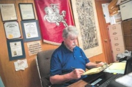 Algirdas Matulionis  darbuojasi  laikraščio „Dirva“ raštinėje. Nuotrauka iš „Collinwood Observer“ (Laikraštėlis buvusiame lietuvių rajone)